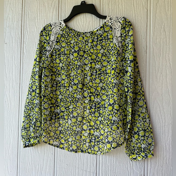 Lush Floral Button-Back Top - Picture 12 of 12